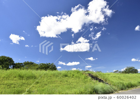 青空と雲と土手と階段の背景素材 『天空へと続く階段』 暑中見舞い テンプレート 青空と雲と土手と階段の背景素材 『天空へと続く階段』 暑中見舞い テンプレート 60026402