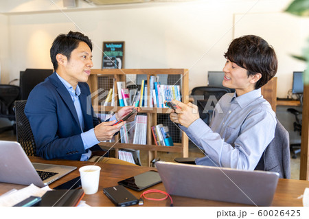 ゲームをする男性 60026425