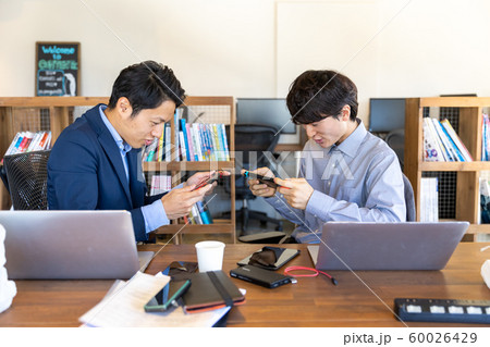 ゲームをする男性 60026429