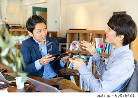 ゲームをする男性 60026431