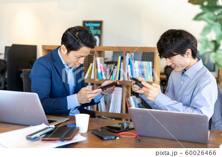 ゲームをする男性 60026466