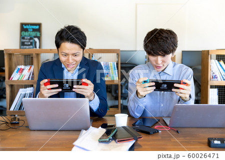 ゲームをする男性 60026471