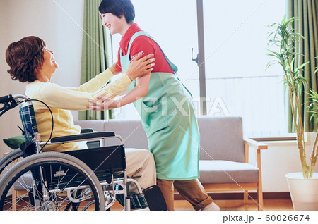 車椅子の女性とヘルパーさん 車椅子の女性とヘルパーさん 60026674