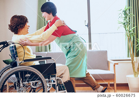 車椅子の女性とヘルパーさん 車椅子の女性とヘルパーさん 60026675