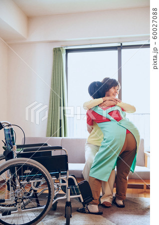 車椅子の女性とヘルパーさん 車椅子の女性とヘルパーさん 60027088