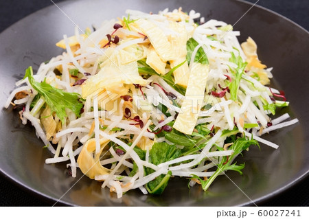 おいしい湯葉の和風サラダ 60027241