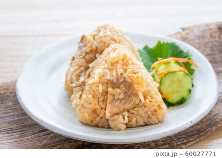 豚炊き込みご飯のおにぎり 60027771