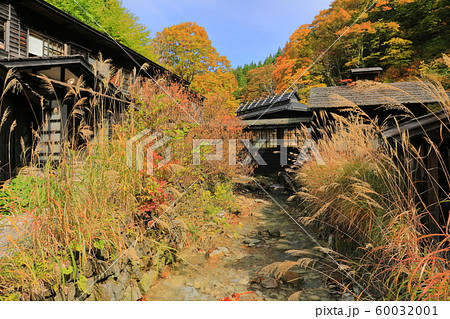 秋田県 紅葉の乳頭温泉 鶴の湯の写真素材