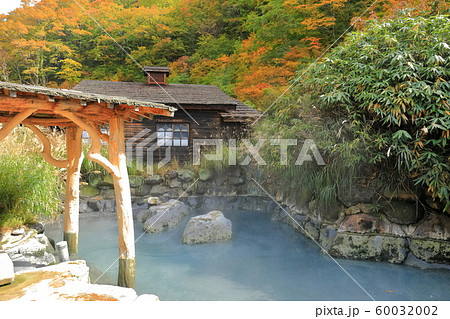 秋田県 紅葉の乳頭温泉 鶴の湯の写真素材