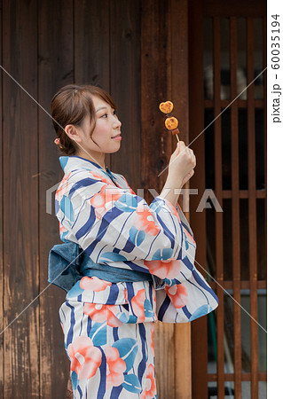 犬山 城下町 浴衣 女性 食べ歩きの写真素材
