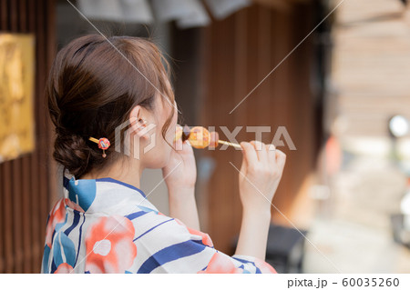 犬山　城下町　浴衣　女性　食べ歩き 60035260
