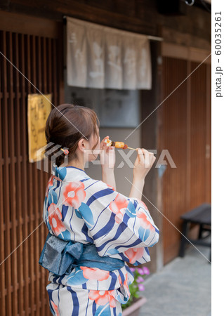 犬山 城下町 浴衣 女性 食べ歩きの写真素材