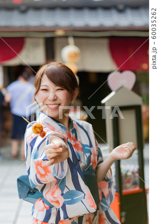 犬山 城下町 浴衣 女性 食べ歩きの写真素材