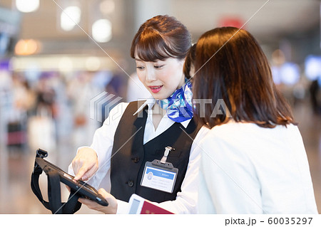 空港　案内をするグランドスタッフ 60035297