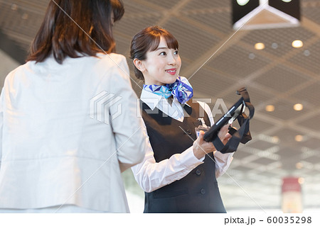 空港 案内をするグランドスタッフ 空港 案内をするグランドスタッフ 60035298