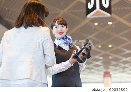 空港 案内をするグランドスタッフ 空港 案内をするグランドスタッフ 60035302