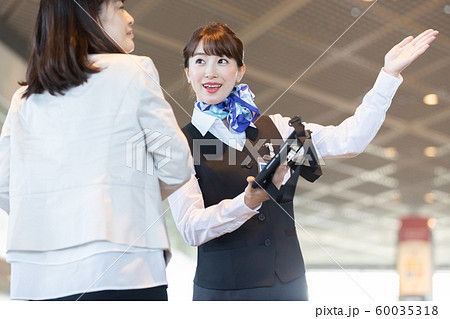 空港　案内をするグランドスタッフ 60035318