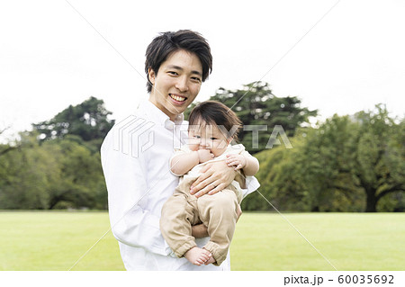 若いお父さん 60035692