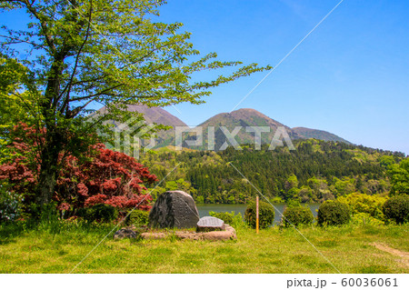 浮布池から望む三瓶山 60036061