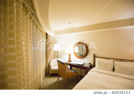綺麗な広いホテルの寝室 綺麗な広いホテルの寝室 60036252