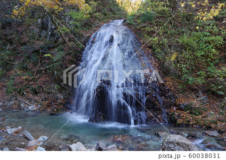 紅葉と滝 60038031