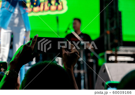 People use mobile phones to live or take pictures 60039166