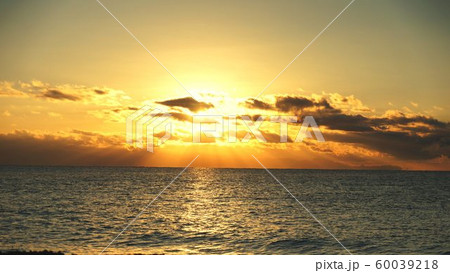 初日祈願　初日の出　元旦　朝日 60039218