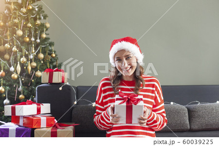 Woman opening Christmas gift 60039225