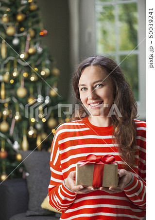 Young woman holding gift box 60039241