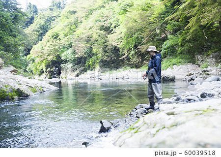 渓流釣りイメージ 渓流釣りをする男性 渓流釣りイメージ 渓流釣りをする男性 60039518
