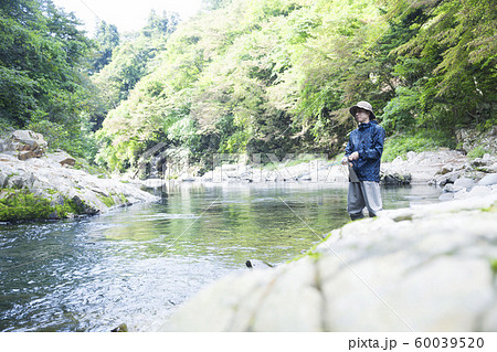 渓流釣りイメージ 渓流釣りをする男性 渓流釣りイメージ 渓流釣りをする男性 60039520