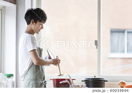 料理をする若い男性 料理男子 イメージの写真素材