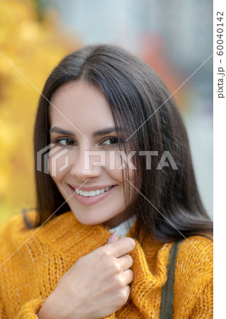 Beautiful face of a happy young woman 60040142