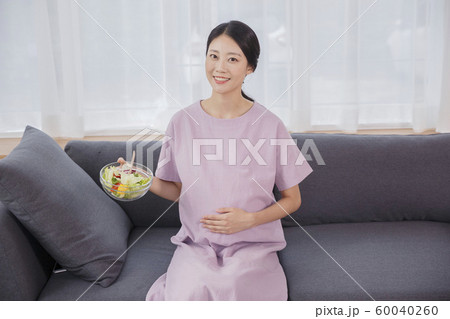 Happy young parents with baby 259 60040260