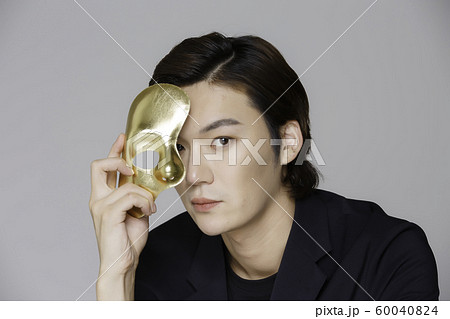Close-up portrait of attractive young asian man, single man's lifestyle 356 60040824