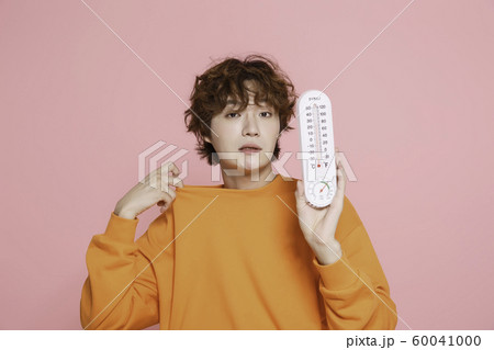 Close-up portrait of attractive young asian man, single man's lifestyle 213 60041000