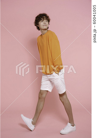 Close-up portrait of attractive young asian man, single man's lifestyle 204 60041005