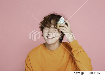 Close-up portrait of attractive young asian man, single man's lifestyle 134 Close-up portrait of attractive young asian man, single man's lifestyle 134 60041078