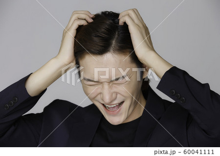Close-up portrait of attractive young asian man, single man's lifestyle 353 60041111