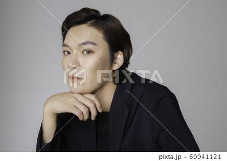 Close-up portrait of attractive young asian man, single man's lifestyle 347 Close-up portrait of attractive young asian man, single man's lifestyle 347 60041121