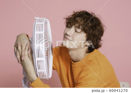 Close-up portrait of attractive young asian man, single man's lifestyle 130 60041270