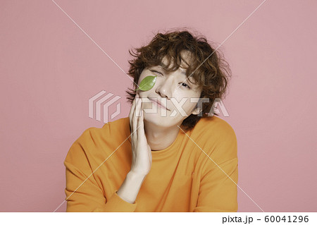 Close-up portrait of attractive young asian man, single man's lifestyle 223 Close-up portrait of attractive young asian man, single man's lifestyle 223 60041296