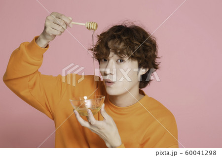 Close-up portrait of attractive young asian man, single man's lifestyle 136 Close-up portrait of attractive young asian man, single man's lifestyle 136 60041298