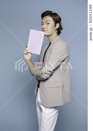 Close-up portrait of attractive young asian man, single man's lifestyle 241 60041299