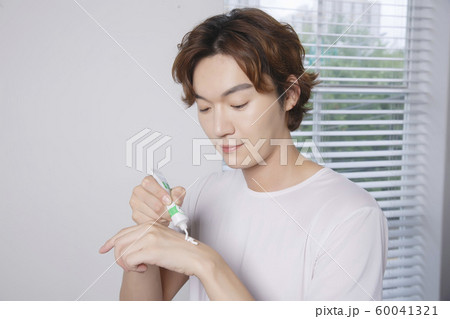 Close-up portrait of attractive young asian man, single man's lifestyle 082 Close-up portrait of attractive young asian man, single man's lifestyle 082 60041321