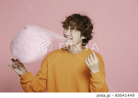Close-up portrait of attractive young asian man, single man's lifestyle 140 60041449