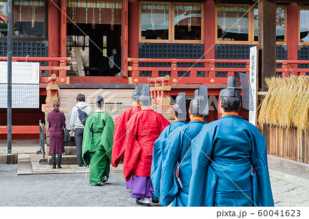 神社の神主さん　行列 60041623