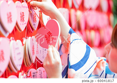 犬山 三光稲荷神社 女性 浴衣 ハートの絵馬 犬山 三光稲荷神社 女性 浴衣 ハートの絵馬 60041817