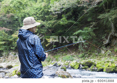 渓流釣りイメージ 渓流釣りをする男性 渓流釣りイメージ 渓流釣りをする男性 60041888