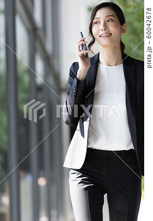 ビジネス　女性　スマホ 60042678